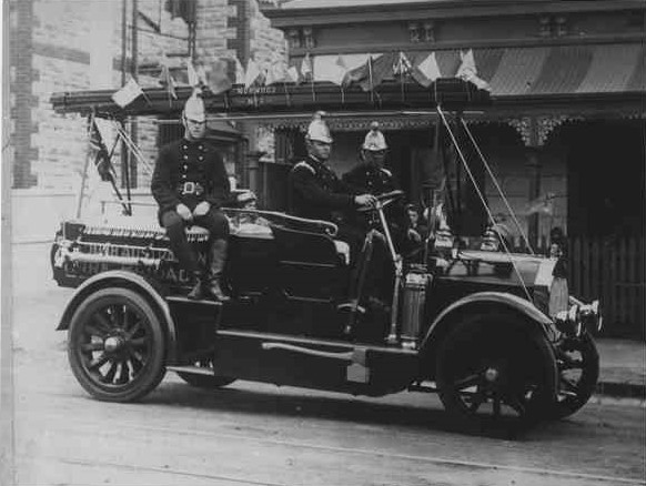 1917-Firefighters-Norwood-No-3-appliance-CROP