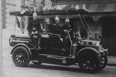 1917-Firefighters-Norwood-No-3-appliance-CROP
